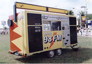 O "super-rad&atilde;o" da 98 FM &eacute; a unidade m&oacute;vel que transmite o som da r&aacute;dio de qualquer lugar, animando eventos e realizando promo&ccedil;&otilde;es.